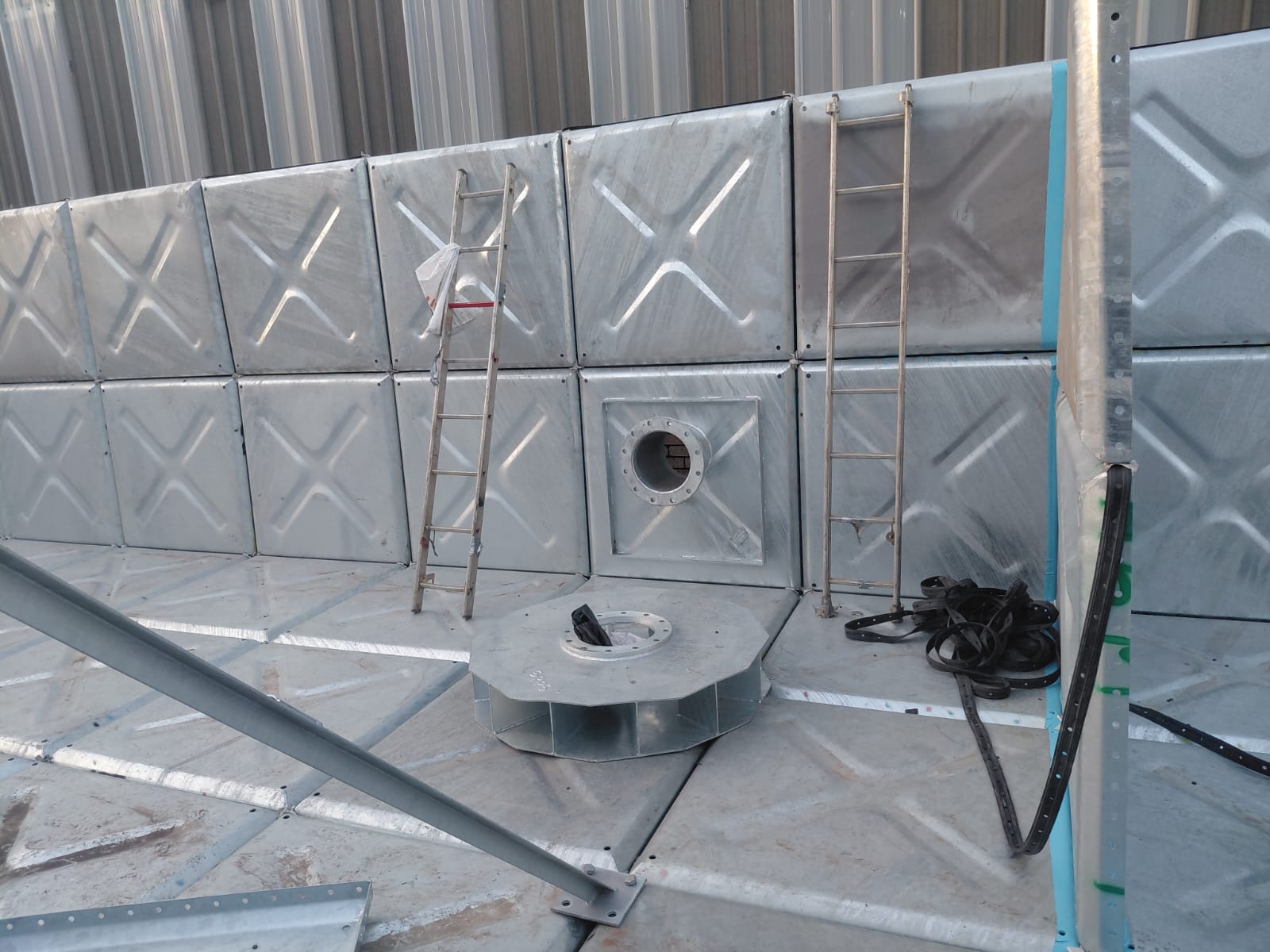 Videx sectional tank internal panel construction